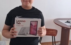 Konrad z tabletem
