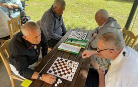 Uczestnicy turnieju warcabowego