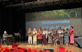 Seniorzy z Dziennego Domu na scenie w SCK
