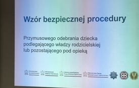 Slajd zatytułowany &bdquo;Wz&oacute;r bezpiecznej procedury&rdquo;