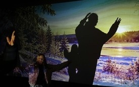 Uczestnicy warsztat&oacute;w na tle kolorowej fotografii