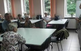 Uczestnicy DDPS siedzący w sali w trakcie wykładu z psychologiem