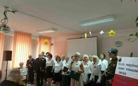 Grupa uczestnik&oacute;w DDPS w trakcie prezentacji programu słowno-muzycznego