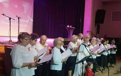 Zdjęcie do Seniorzy z Klubu Senior+ na  Festiwalu Pieśni Patriotycznej 