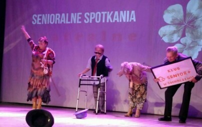 Zdjęcie do Uczestnicy Klubu Senior+ na scenie w SCK