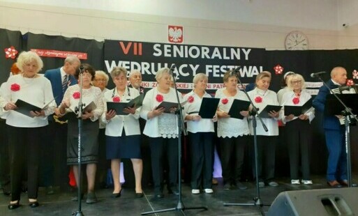 Zdjęcie do Seniorzy śpiewają pieśni patriotyczne
