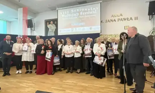 Zdjęcie do Uczestnicy Klubu Senior+ na scenie