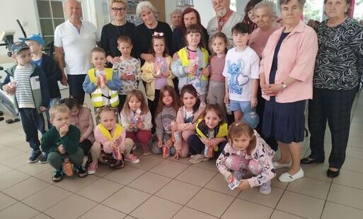 Seniorzy wraz z dziećmi z Niepublicznego Przedszkola "PROMYK" w Sochaczewie