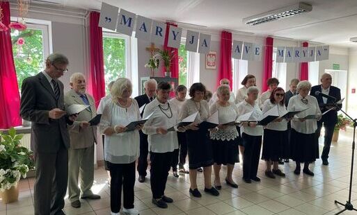 Seniorzy z DDPS Sochaczew śpiewają pieśni religijne