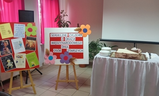Sala udekorowana na obchody Międzynarodowego Dnia Osób Starszych