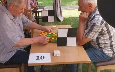 Zdjęcie do Seniorzy z Klubu Senior+ na konkursie warcabowym w DPS